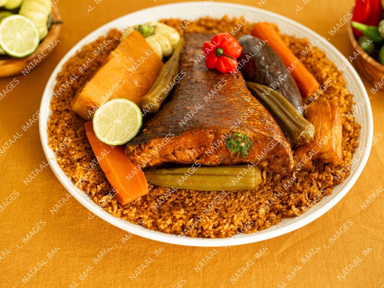 plat de thieboudieune sur nappe jaune vue en plongee sur face du plat
