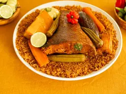 plat de thieboudieune sur nappe jaune vue en plongee
