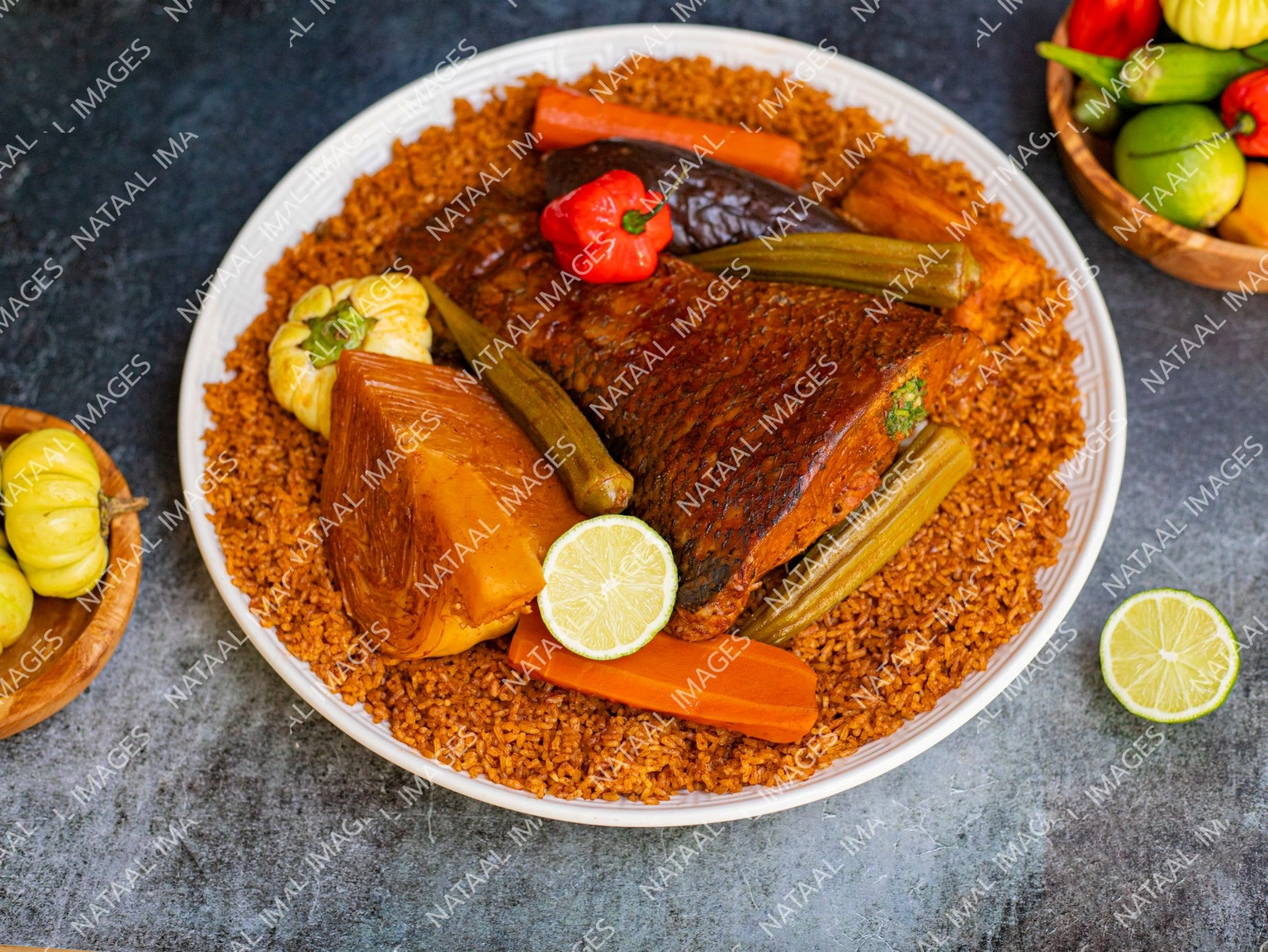 plat de thieboudieune sur table grise vue en plongee