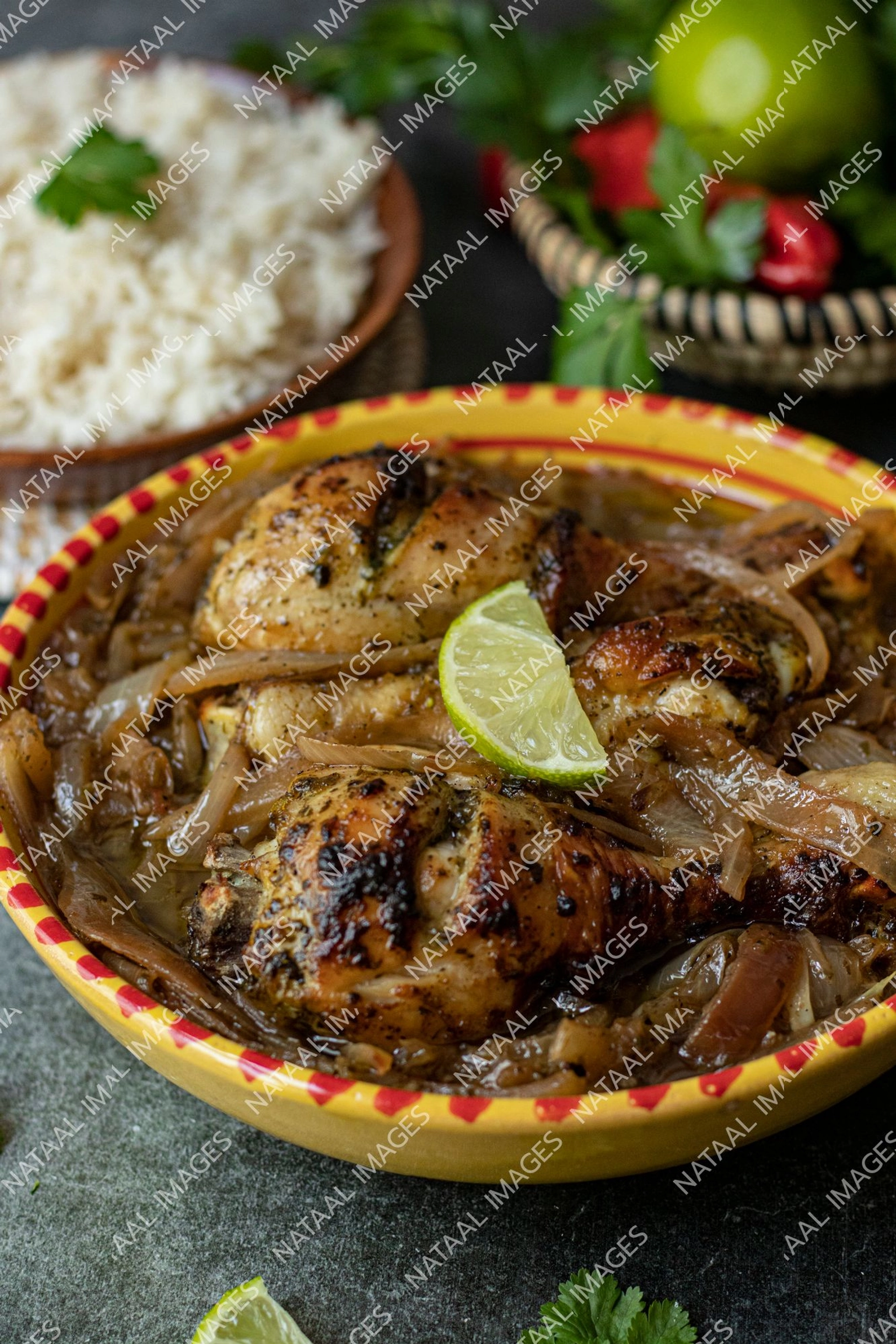 bol de yassa poulet vue en plongee portrait