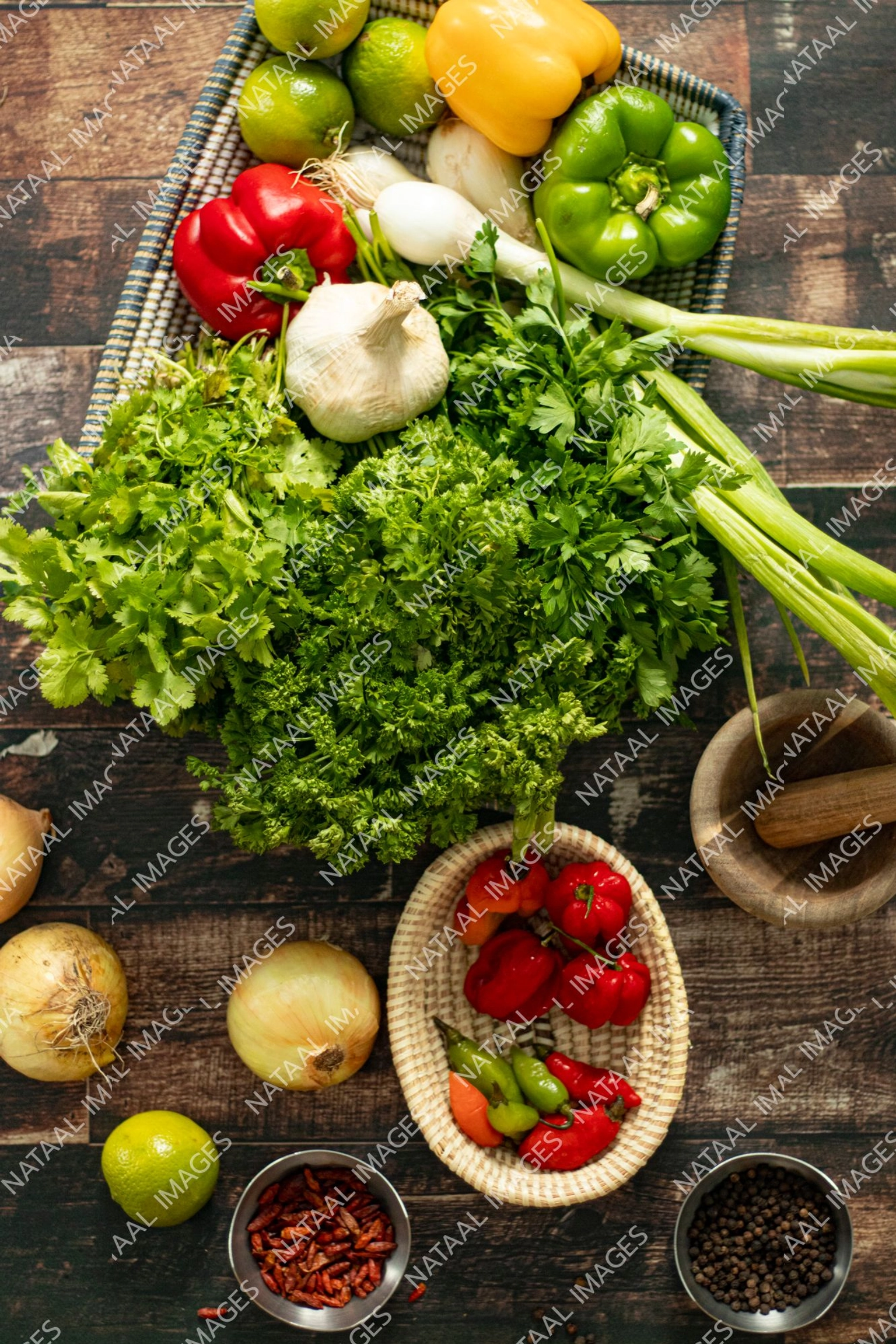 panier de legumes et panier de piments sur une plan de travail en bois avec a cote des oignons