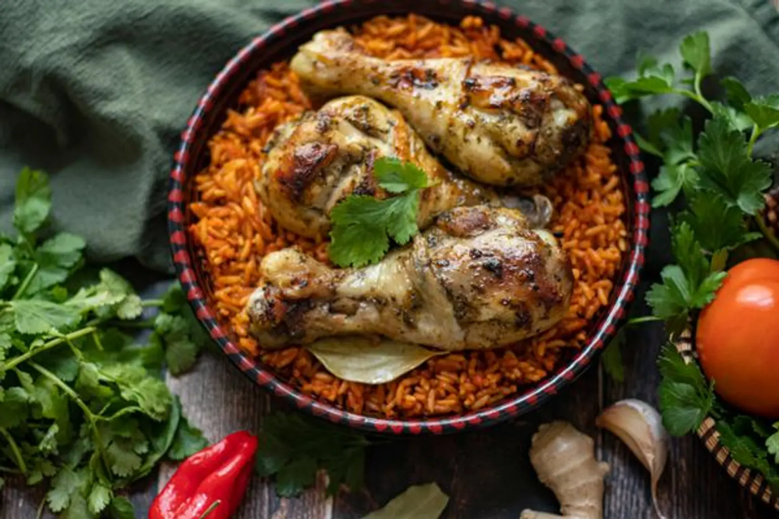 bol de riz jolof et pilons de poulet
