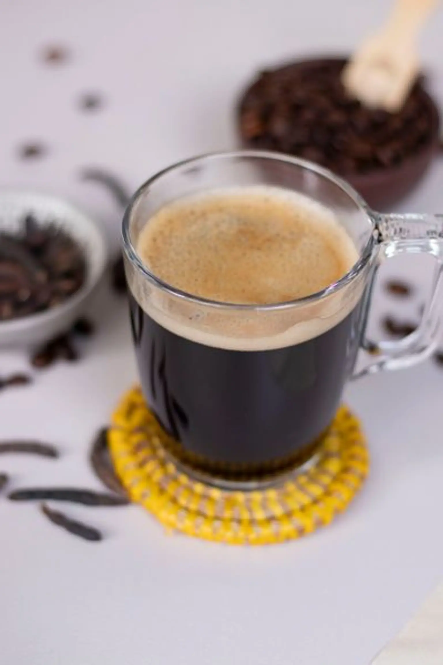 verre de cafe touba sur sous tasse en vannerie