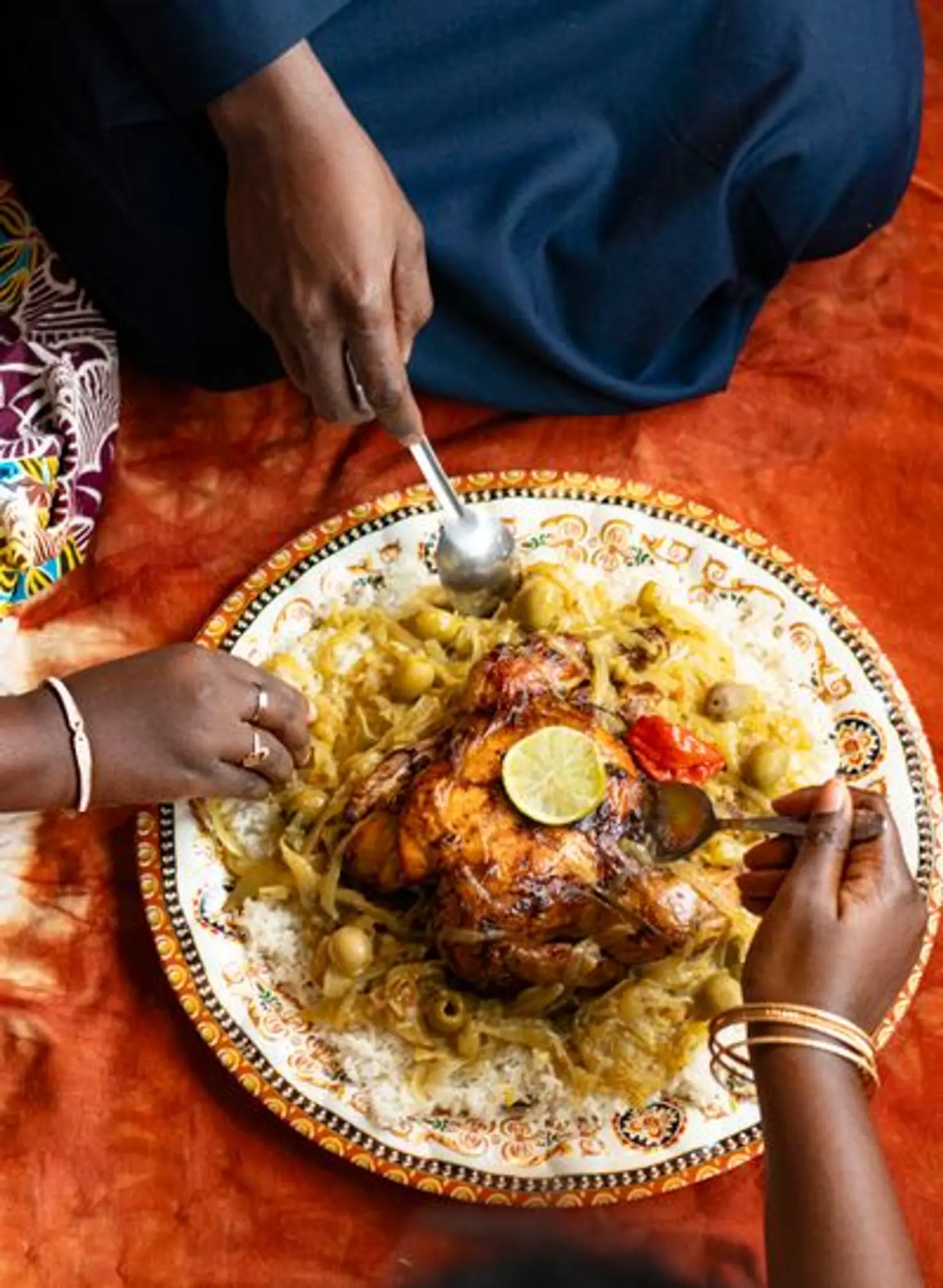 plat de yassa poulet partage vue en plongee