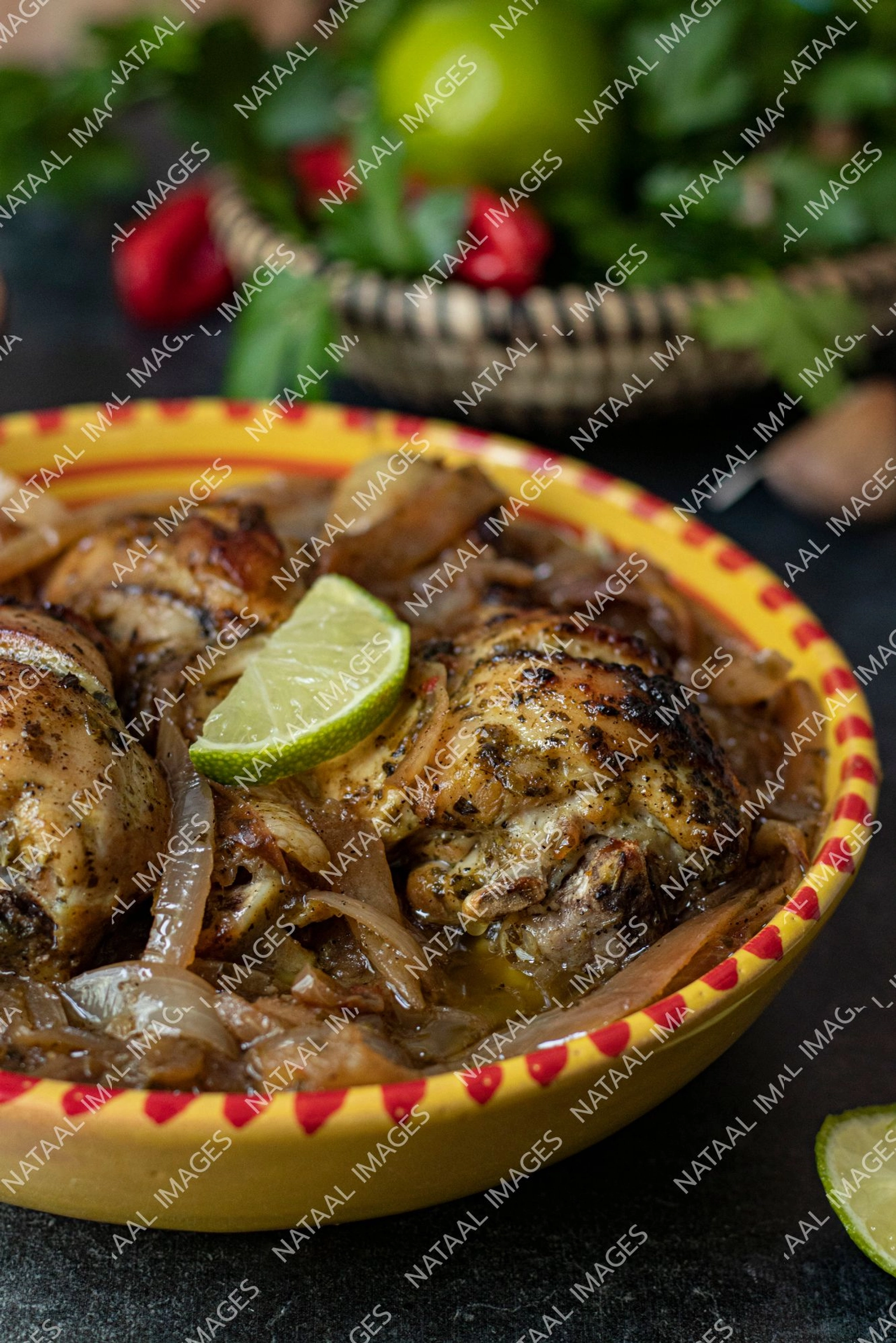 bol de yassa poulet vue sur le cote du plat partiel