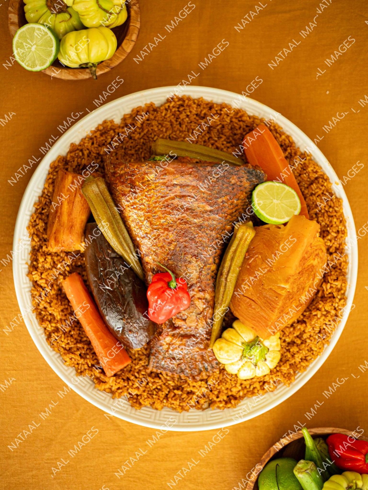 plat de thieboudieune sur nappe jaune vue d en haut portrait