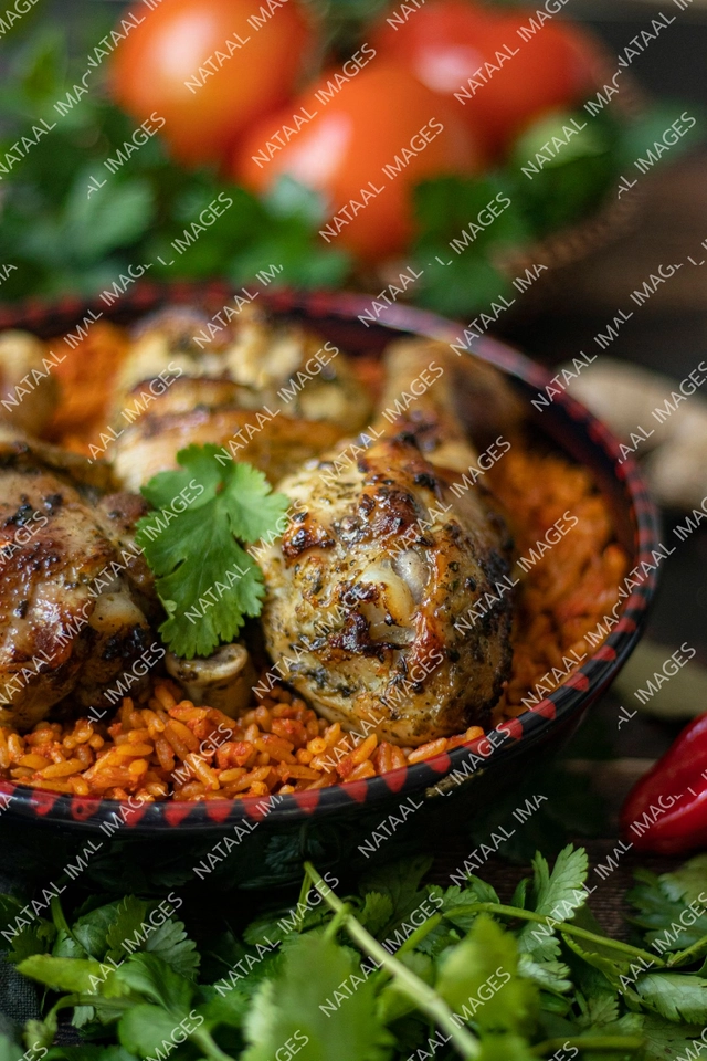 bol de riz jolof et pilons de poulets portrait