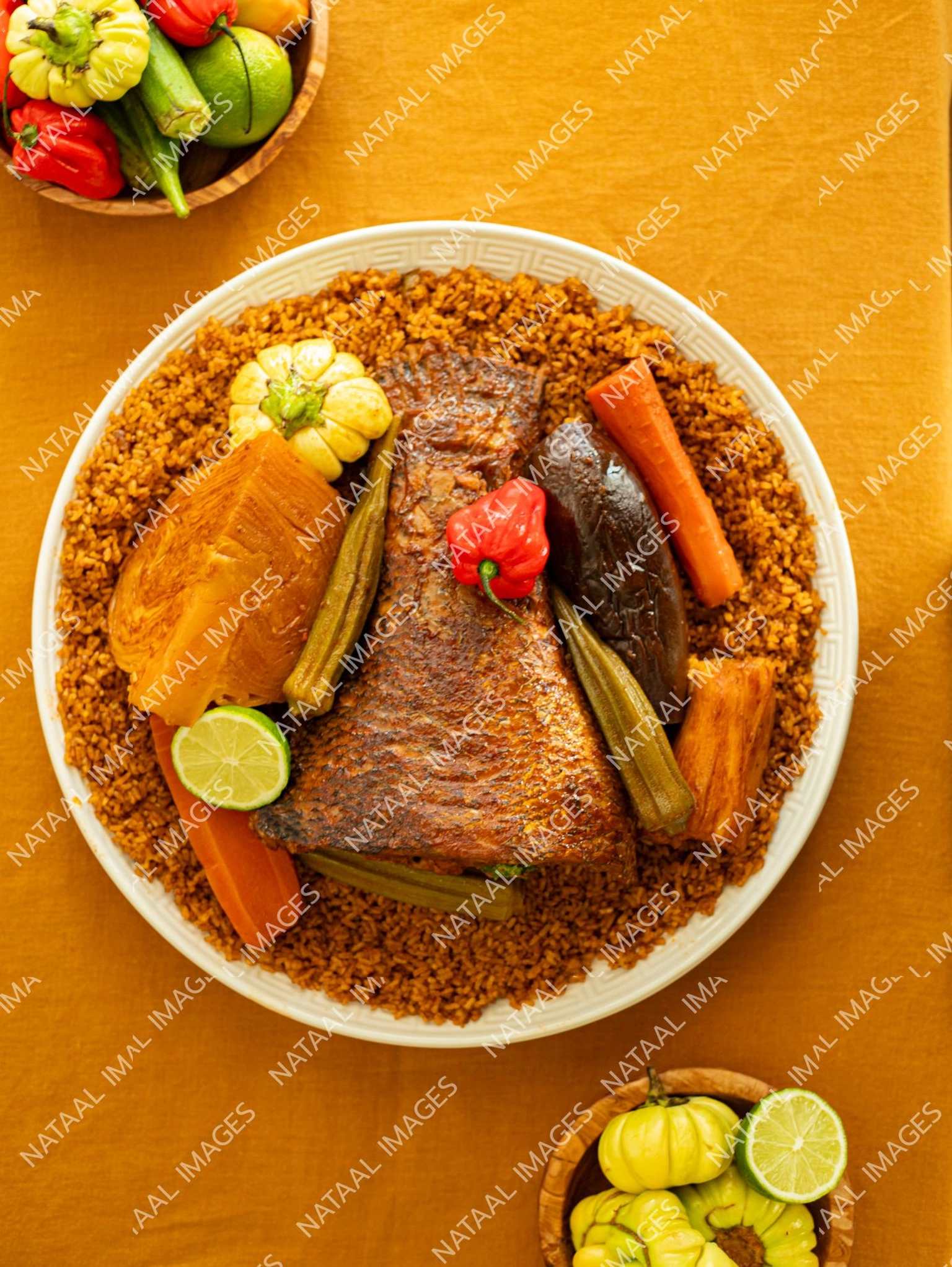 plat de thieboudieune sur nappe jaune vue d en haut cote avant du plat portrait