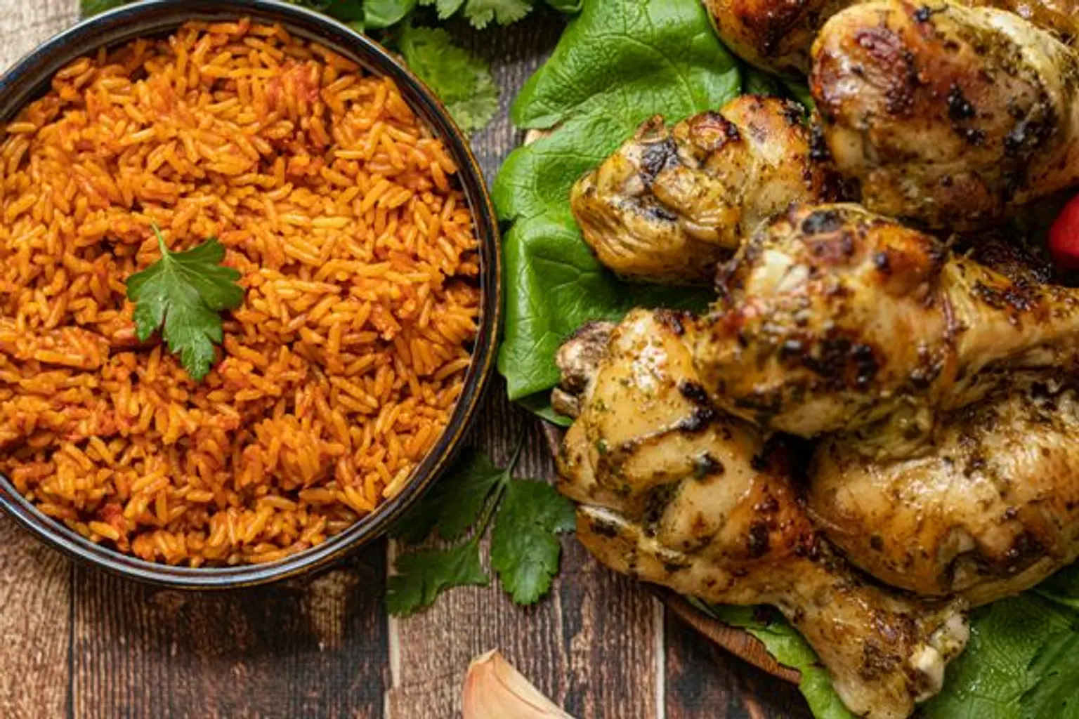 bol de jolof rice et assiette de pilons de poulet zoom sur le jolof rice