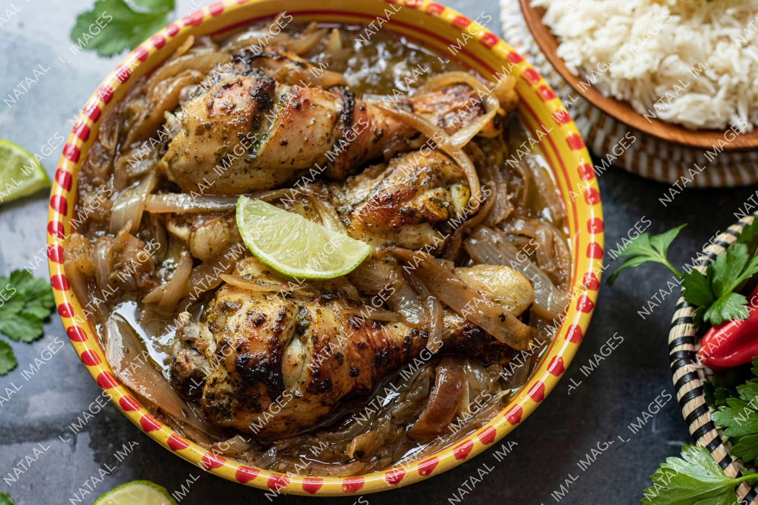 bol de yassa gros plan sur la sauce et les pilons de poulet