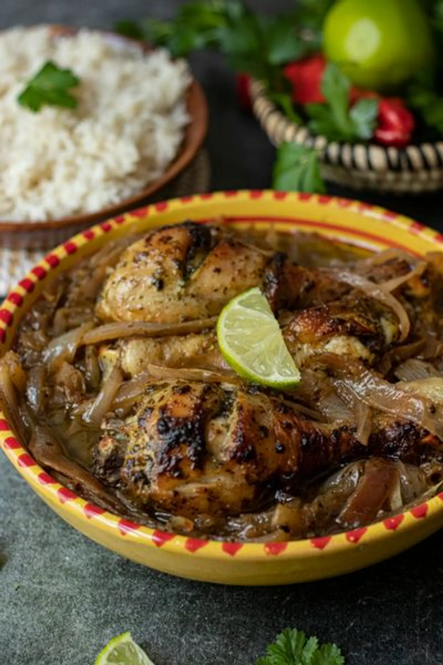 bol de yassa poulet vue en plongee portrait