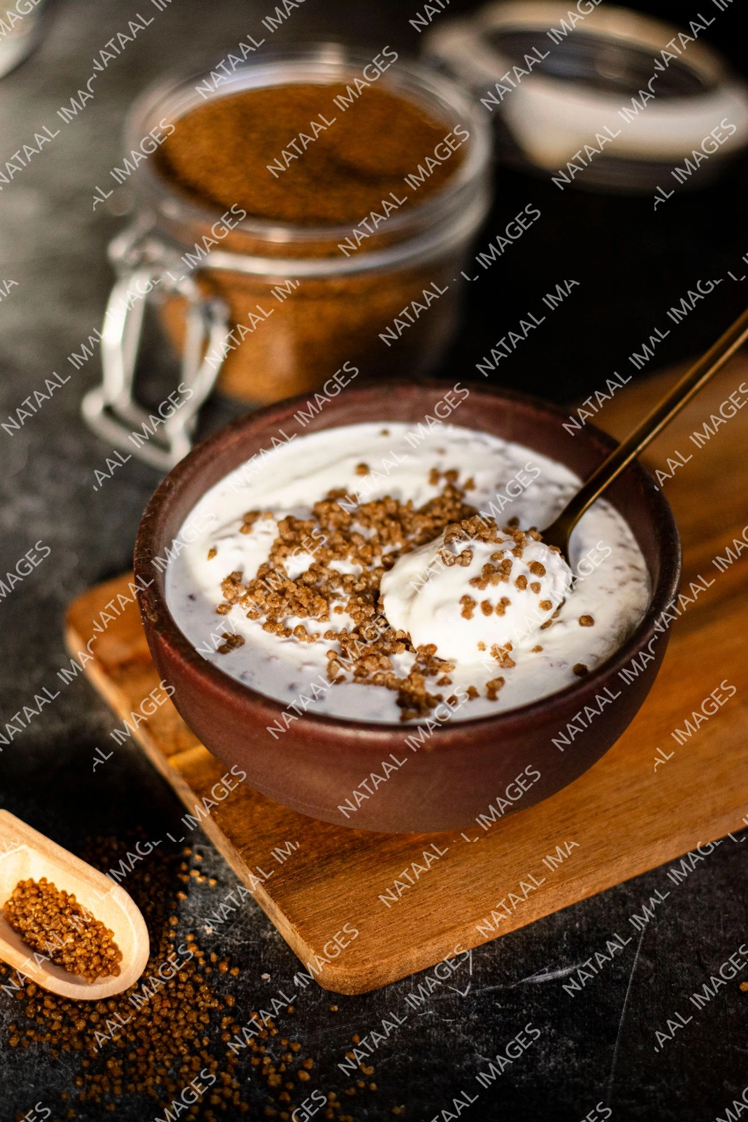 bol de thiakry avec cuillere sur planche en bois lumiere tamisee