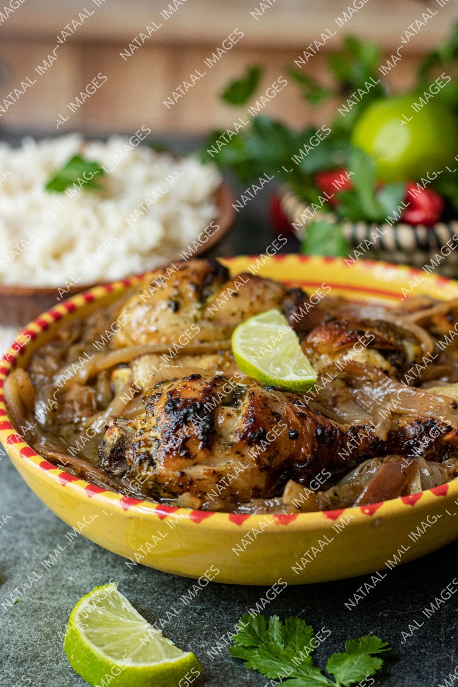 bol de yassa poulet vue sur le cote rapproche portrait